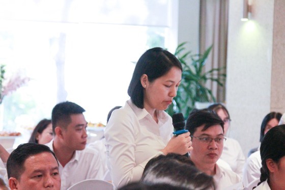Bà Thái Thị Thùy Dương – Phó Giám đốc phụ trách Ban Khách hàng Doanh nghiệp trao đổi các vướng mắc trong công tác thẩm định giá tại đơn vị trong phiên thảo luận