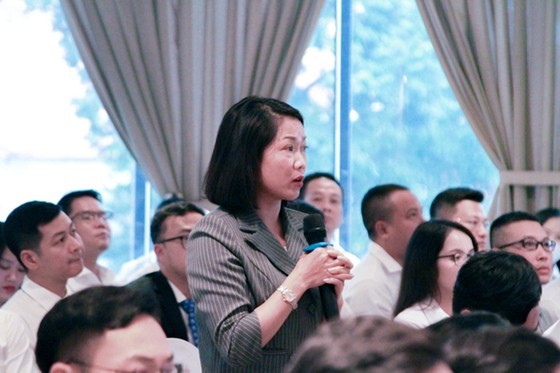 Bà Nguyễn Thị Nhàn - Chủ tịch kiêm Giám đốc Vina Control đóng góp ý kiến
